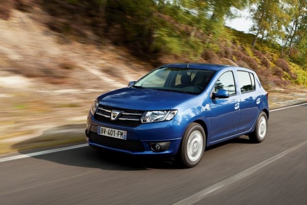 Sandero е бюджетен, но много издръжлив автомобил. Корпусът му е доста добре защитен от корозия, въпреки че имаше проблеми през първото поколение. Те обаче бяха разрешени от производителя.