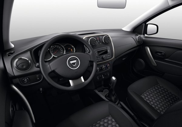 Слаби места - тънка боя, твърда пластмаса в кабината, която може да скърца, и износване на волана и тапицерията на седалките след 100 000 км. Но за бюджетен автомобил това не е чак такъв проблем.