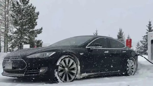 Вместо да чакате салонът да се загрее докато шофирате, направете това по време на зареждане. Този начин е най-добрият начин да запазите енергията на батерията си. Най-подходящото време да направите това е около 15 минути преди да потеглите.

Някои електромобили ви позволяват да зададете планирани часове на тръгване, което му дава възможност автоматично да активира затоплянето на салона. Освен това, след като купето се затопли достатъчно, можете да намалите сибата на вентилатора, докато шофирате, за да избегнете използването на излишна енергия.
