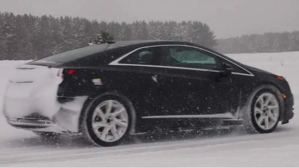 През зимата ниските температури ще намалят общата ефективност на вашия електромобил. Имайки това предвид, важно е да шофирате особено добре, за да намалите загубите. Това означава, че вместо да карате със 140 км/ч по магистралата, може би ще ви помогне да намалите скоростта си до 130 км/ч.

Студеното време също така може да повлияе неблагоприятно на регенерационните способности на вашия автомобил, така че предвиждането на спиранията е също толкова важно. Като цяло, ако планирате да отидете на зимно пътешествие, важно е да обмислите начини като тези, за да повишите ефективността.
