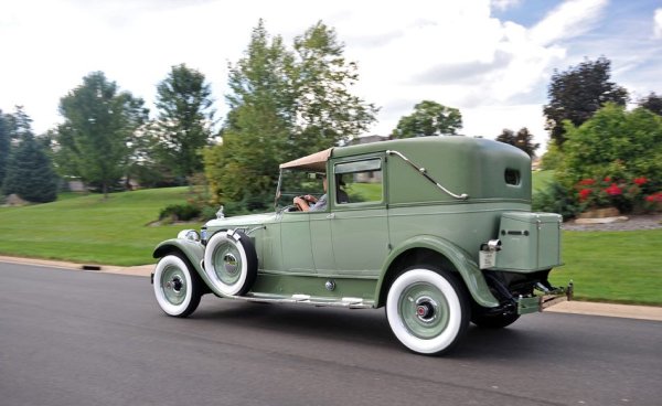 Междувременно редовият "осмак" на Packard си остава спомен за отдавна отминалата ера преди изобретяването на V-то. В случая с редактора на Autoweek, той е монтиран в автомобил от 1924 и създава всички свързани с това проблеми, като епизодична склонност да пали, огромен разход на гориво и на масло. В същото време осмакът на Packard си остава един от най-балансираните и гладко работещи мотори в историята: запалете го (ако успеете) и след това можете да закрепите върху него стотинка на ръба й, без тя да падне от вибрациите. Последният такъв мотор е произведен през 1954. Компанията Packard не го надживява с много. 
