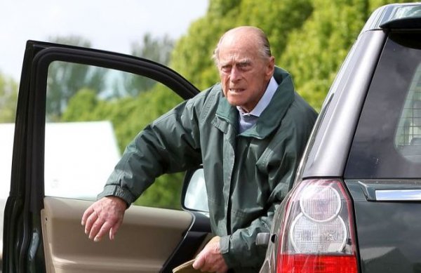 "Когато мъж отваря вратата на колата за жена си, или колата е нова, или жената"
- Принц Филип
