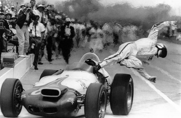 "Ако усещаш нещата под контрол, значи не караш достатъчно бързо". 
- Парнели Джоунс (на снимката е той самият)
