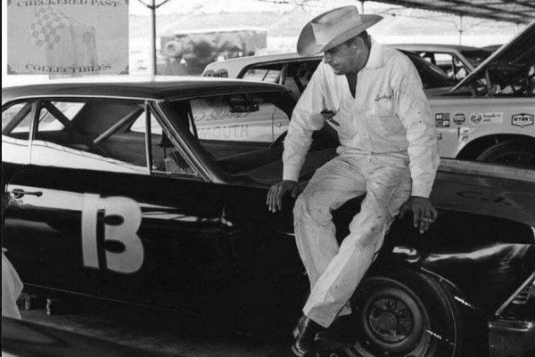 "Не се състезаваш срещу другите коли, а срещу правилника"
- Смоуки Юник