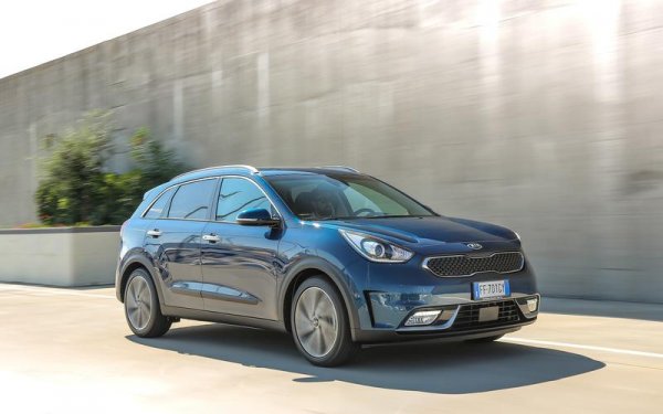 Пазарът в Нидерландия също пострада от коронавируса, като спадът за 2020 година е с 20% - до 356 051 бройки. В страната обаче най-търсени са електромобилите, като Kio Niro успя да удържи първото място, въпреки силната атака на VW ID.3 в края на годината. Третото място е за Hyundai Kona, а в първата петица влизат още VW Polo и Volvo XC40.
