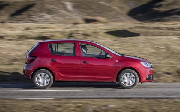 Голямата новина от Испания е, че произвежданата в Мароко Dacia Sandero се изкачи на първо място по продажби, измествайки Seat Leon. Това е сериозен шок за местната марка, но не е изненада, тъй като пазарът се срина с 40% в сравнение с 2019 година. Общо в страната са регистрирани 851 211 нови автомобила, като Seat все пак удържа първото място при марките с 8%, следван от Volkswagen - 7,8% и Peugeot - 7,7%.
