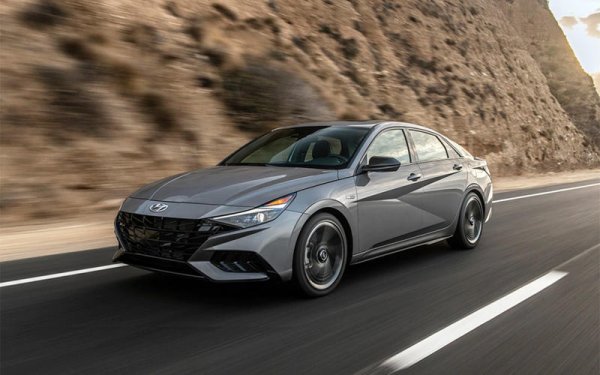 Пазарът на нови автомобили в Саудитска Арабия спада с 14,9% през 2020 г., което е по-малко в сравнение с много други страни. Един от факторите за това е, че жените в страната получиха право да шофират и това повишава търсенето. Общо в страната са продадени 457 148 нови автомобили, като Hyundai Elantra задмина Toyota Camry като лидер по продажби. При марките обаче Toyota е №1.
