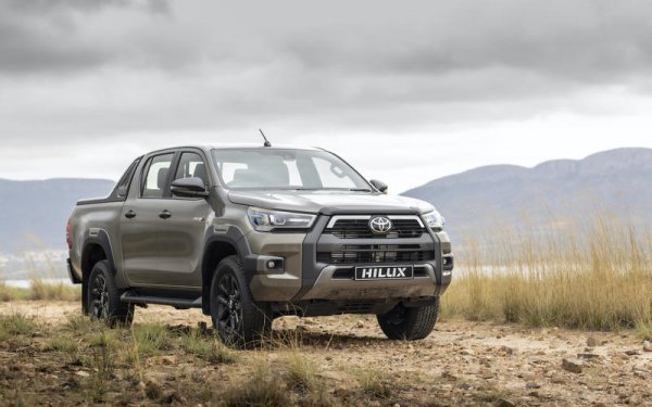 Продажбите на нови автомобили в страната са намалели с 29,1% - до 380 499 единици, но лидерът Toyota Hilux отчита увеличение на пазарния си дял от 7,6 на 8,2%. Пикапите явно са много търсеи защото на трето място е Ford Ranger, а на пето - Isuzu D-Max. Лидерът при леките коли - Volkswagen Vivo, обаче губи позиции.
