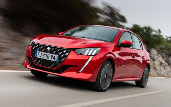 Спадът на продажбите в страната е с 25,5% в сравнение с 2019 година - до 1 650 188 бройки. Това е и най-ниското ниво от 1975 година насам, като от него пострадаха всички прозиводители, но най-тежко това се отради на Citro&euml;n - 30,8% по-малко. Все пак марката си остана на трето зясто след Peugeot и Renault, заели съответно втора и първа позиция. При моделите Peugeot успя да вземе реванш, като 208 е най-продаваният модел в страната.
