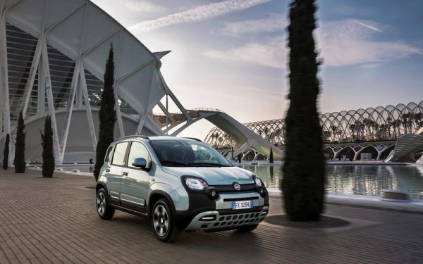 Fiat и неговата Panda се задържаха на челните си места в Италия през 2020 година,  въпреки че новият пазар на автомобили в страната се сви със солидните 27,7% - до 1 393 556 продажби. Това е най-ниският резултат в страната от 2014 година насам, като при Fiat се отчитат и най-слабите продажби от 1961 година. Втората позиция е за Volkswagen, чиито общи продажби в Италия са по-малки от тези на Panda.
