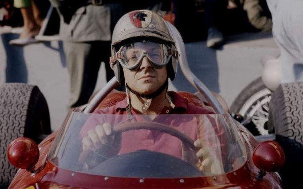 Страстта към състезателните коли се ражда в чакалнята на зъболекаря, когато Крис е едва 10-годишен. Докато чака да влезе в зловещия кабинет, момчето попада на брой на списание Motor Sport. "Веднага реших да открадна броя", спомни си Риа в интервю за същото това списание почти половин век по-късно. "В броя имаше две снимки на Волфганг фон Трипс - една зад волана на състезателното му Ferrari с прочутия "нос на акула" във Формула 1, а другата - с неговия 246SP, спечелил Targa Florio.&ldquo;
