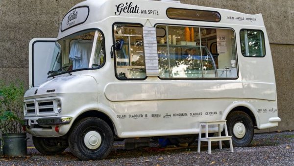 Собствената кариера на Крис като шофьор започва далеч по-скромно: той изкарва книжка със... семейния микробус за продажба на сладолед, с който баща му си изкарва хляба. "Изкарах изпита с вана Commer на татко. Наложи се да откарам изпитвания инспектор в болницата, защото, когато той ме накара да покажа аварийно спиране, седеше върху кутия бишкоти, падна от нея и си поряза крака", разказваше години по-късно Риа. 
