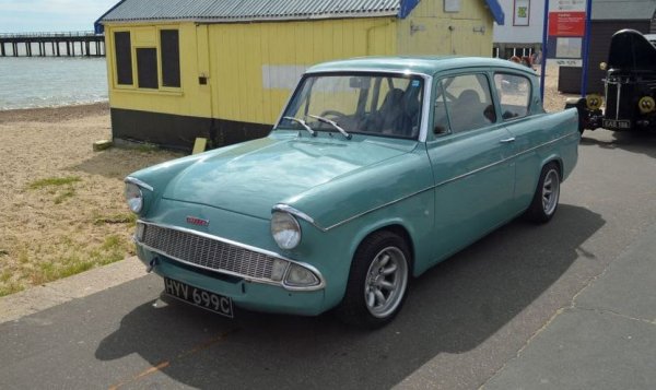 Но Риа-младши не се е отказал от мечтите да кара Ferrari. След като се сдобива на старо с първата си кола, Ford Anglia, първата му работа е да я пребоядиса на ръка в червения цвят на скуадрата. Крои планове да стане журналист и да следи моторните спортове.
Междувременно се захваща да свири на китара почти на шега, като хоби. Не ходи на уроци, научава се да свири съвсем сам. Започва да пише песни и през 1978 записва първия си голям хит - Fool (If You Think It&rsquo;s Over), влязла в Топ 12 в американските класации. 
