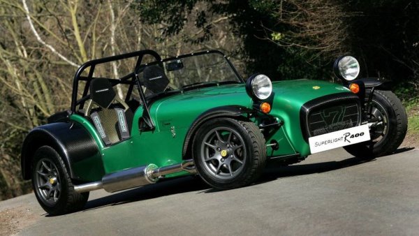 За какво, мислите, Крис използва първите по-сериозни пари, спечелени от музика? За състезания, разбира се. Купува емблематичния Caterham 7 и започва да участва в стартове. По-късно въпросният Super Seven попада на обложката на албума Auberge от 1991 - и в клипа по едноименната песен. 
