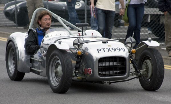 Постепенно Риа вдига нивото и се състезава с Lotus 23B, Lola Mk1 и Elan 26R, а след това и с Intermarque Ferrari 308, с която печели един кръг в Донингтън. Междувременно се стреми да не пропуска старт от Формула 1. През 1993 доминацията на Айртон Сена на Донингтън Парк го пленява дотам, че се прибира у дома със следи от телената мрежа по лицето си - толкова силно го е притискал в оградата, гледайки бразилеца. 
