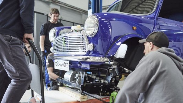 Една от последните автомобилни радости на Крис бе едно класическо Mini, превърнато обаче в електромобил от MINI Recharged Heritage. Крис го покара няколко години, а тази пролет го продаде на търг и дари приходите на фондацията Refuge, която се бори срещу домашното насилие. 
