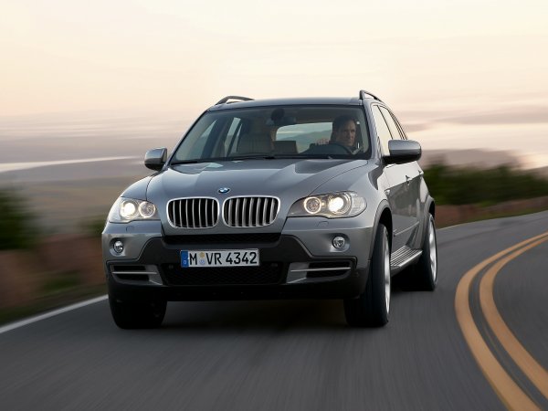 Кросоувърът BMW X5 E70 е ценен от мнозина заради своя комфорт и отличната управляемост, но и проклинан поради проблеми в системата за задвижване на четирите колела и коляновия вал. Освен това германските собственици на автомобила често съобщават за неизправности в електрооборудването.