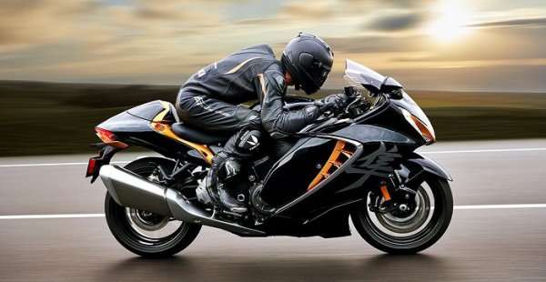 Очите на феновете светват при споменаване на това име. Първият шосеен мотоциклет, който преодоля бариерата от 300 км/ч, се превърна в истинска знаменитост. Тази легенда на Suzuki, пусната за първи път през 1999 г., сега се възроди като нов модел, официално наречен GSX 1300RR. Разбира се, създателите са надградили супербайка по всякакъв възможен начин, включително с увеличаване на мощността и предоставяне на високотехнологични електронни асистенти за шофиране. 

Обновеният „японец“ е впечатляващо красив, но още по-впечатляваща е способността да се движи по магистралата с чудовищна скорост. Тежкият мотоциклет се кара бързо и плавно, маневрирайки грациозно и поглъщайки километри с невероятна лекота. Версията 2022 развива невероятните 190 к.с. (140 kW) и определено си заслужава парите (от 18 490 евро)