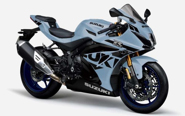 Suzuki прекарва десетилетия в опити да овладее тайните на своя занаят. И успява толкова много, че дори хора, които не изпитват болезнена жажда за двуколесни превозни средства, желаят да имат нейните мотоциклети. Дизайнерите на марката традиционно боядисват возилата си в бели и сини тонове, като само от време на време прибягват до други цветове. Въпреки това, дори и най-сдържаната палитра не ги прави скучни. 

Погледнете например този GSX-R1000R – никой ценител на мотоциклети няма да откаже на такава красавица. И не става въпрос само за привлекателен външен вид. Мнозина твърдят, че всеки, който иска наистина да почувства силата на двигателя, просто трябва да се качи на такъв супербайк: след като го направи веднъж, той няма да иска да поглежда назад.