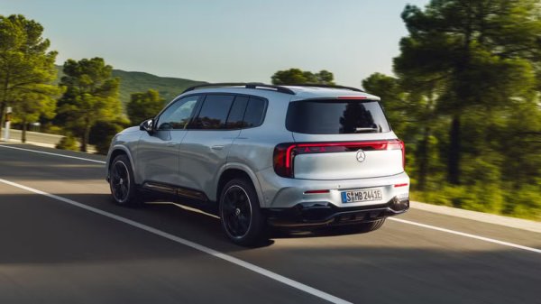 GLB се предлага стандартно със задно задвижване, но е налично и задвижване на всички колела, 4MATIC в терминологията на Mercedes. Въпреки това, дори и с последното, GLB ще работи като класически автомобил със задно задвижване в повечето ситуации. Системата за задвижване на всички колела се състои от електрически мотор на предния мост, но предният мотор с мощност 107 к.с. се включва само при необходимост. При хибридните GLB ще използват механична система за задвижване на всички колела.

Работата му зависи от избрания режим на шофиране или от конкретни ситуации при шофиране, като например при висока натовареност, рязко ускорение или когато задните колела започнат да се приплъзват и е необходима допълнителна тяга в предната част. За да се постигне максимална ефективност, предният мотор и части от трансмисията могат да бъдат напълно изключени, за да се намалят загубите на предния мост с до 90%, според Mercedes.
