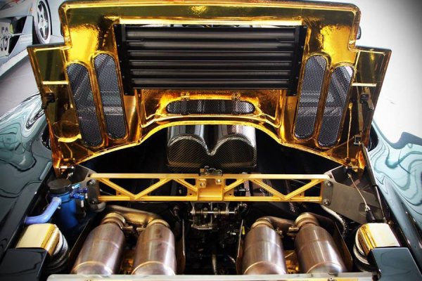 Златни листове и нишки често се използват за подобряване на естетиката на автомобилите (например на уникалните Koenigsegg Agera Hundra или Linea Vincero D'Oro от Mansory), но понякога златото играе много по-важна роля. В McLaren F1 и някои проекти на Brabus, например, златните плочи са използвани като топлинни отражатели. Конкретно във всеки един F1 са вложени 16 грама благороден метал.