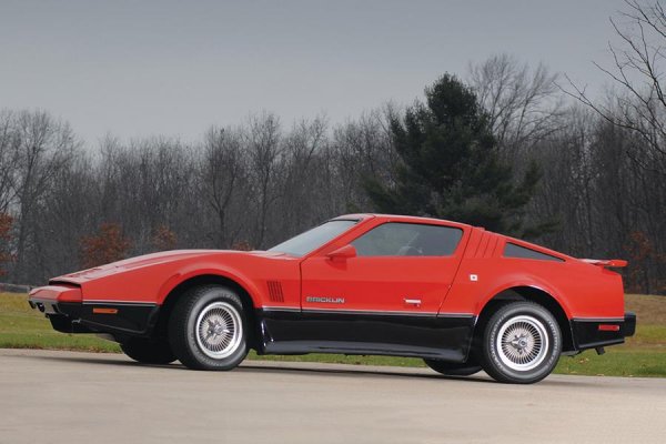 Канадският спортен автомобил Bricklin SV-1 по принцип е познат като революционен автомобил, но малко хора знаят, че в него са използвани и революционни материали. Композит от акрил и фибростъкло дава интересен резултат - материал, който лесно може да бъде полиран до практически ново състояние (тялото е боядисано химически, така че всяка драскотина може да бъде премахната чрез полиране). Той обаче се разрушава сравнително бързо от въздействието на въздуха и високи температури.