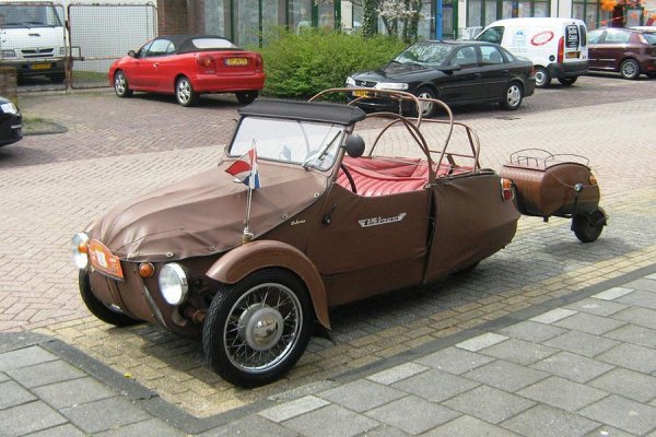 В следвоенния период в Европа имало голям недостиг на метал, особено алуминий, така че всичко, което можело да се използва, се използвало в производството на автомобили. Така например, на снимката е създадения в Чехословакия Velorex Oskar, който използва дермантин (водоустойчива имитация на кожа) вместо метална облицовка на купето, която е опъната върху стоманена ролка. Подобни триколки са предназначени за хора с увреждания, у нас също се срещаха.