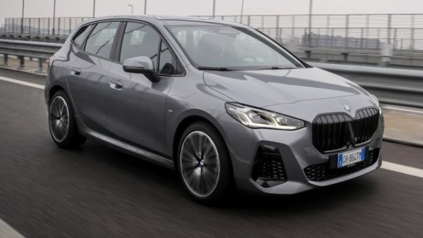 223d xDrive Active Tourer е мекият хибриден дизелов вариант на  BMW Series 2 Active Tourer. Въпреки че запазва същите размери като другите версии, багажникът има товарен капацитет от 415 литра. 

Колата е със задвижване на всички колела може да разчита на максимална мощност от 211 к.с. Тя е гарантирана от 1995-кубиков  двигател със 197 коня, комбиниран с 48V електро  с 20 к.с.  Задължително -  със седемстепенна автоматична скоростна кутия. 

Разходът на гориво в комбинирания цикъл WLTP е  4,7-4,9 л/100 км. От 0 до 100 км/ч излита за 7,3 секунди, а максималната скорост е 233 км/ч.
