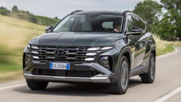 Електрифицираната гама на новия  Hyundai Tucson включва и мека хибридна дизелова версия с 48V технология. Тя е оборудвана с редови 4-цилиндров двигател с вътрешно горене с обем 1598 куб. см, мощност 136 к.с. (електрическият гарантира 16,5 к.с. ), комбиниран с шестстепенна ръчна скоростна кутия или седемстепенна автоматична трансмисия с двоен съединител. 

Комбинирания разходът на гориво е около 5,1 - 5, 6 л/ 100 км. Не е върхът на пъргавостта с ускорение от 0 до 100 км/ч за 11,4 секунди , а максималната скорост е "едва" 180 км/ч.

Това е кола за семейството, като бемът на багажника започва от 546 литра. Предлагат се две нива на оборудване (Business и Excellence).