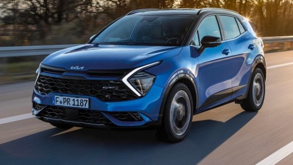 Другият SUV, който идва от компанията,  се казва Kia Sportage и очевидно е доста сходен с предишния кореец. И в този случай максималната мощност е 136 к.с. , а двигателят с вътрешно горене с обем 1589 куб. см може да се комбинира с автоматична или ръчна скоростна кутия. Декларираният разход на гориво е 5 л/100 км.

Ускорението от 0 до 100 км/ч отнема 11,4 секунди , а максималната скорост е 180 км/ч.  Едно към едно с "братовчеда".

Малко повече пространство и товарен капацитет от 562 литра . Предлагат се обаче четири нива на оборудване (Business, Style, Gt Line и Gt Line+).