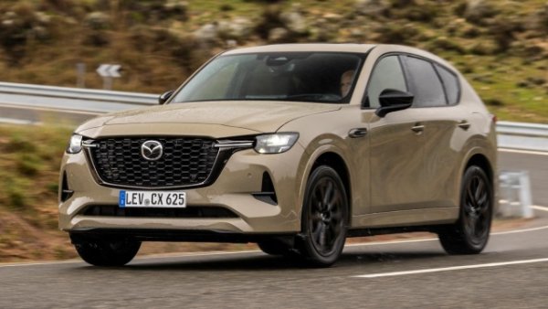 Това е версията e -Skyactive D Mazda M Hybrid , предложението за мек хибриден дизел на CX -60 със задно задвижване. Под капака се намира 3283-кубиков двигател с работен обем от 200 к.с.  (електрическият мотор гарантира 17 к.с. ), комбиниран с литиево-йонна батерия и осемстепенна автоматична трансмисия. Според японския производител - в комбинирания цикъл WLTP разходът на гориво е равен на 5 л/100 км. 

Що се отнася до производителността, ускорението от 0 до 100 км/ч отнема 8,4 секунди, а максималната скорост е 212 км/ч. И отново топ!

Багажникът има товарен капацитет, започващ от 570 литра, което е впечатляващо. За този SUV се предлагат цели шест нива на оборудване (Prime - line, Exclusive - line, Homura, Homura Plus, Takumi и Takumi Plus).
