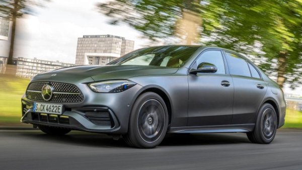 Гамата от меки хибридни дизелови автомобили на  Mercedes C-Class седан се състои от пет варианта (C 200 d, C 220 d, C 300d, C 220 d 4Matic и C 300 d 4Matic), всички със задно задвижване. 

Под капака има 1993-кубиков 4-цилиндров двигател с максимална мощност между 200 и 300 коня,  комбиниран с автоматична трансмисия 9G - Tronic с 48V технология. 

Разходът на гориво на базовата версия (C 200 d) е равен на 4,5 л / 100 км . Ускорението от 0 до 100 км/ч става за отличните 7,9 секунди (най-добрият показател от всички предлага  C 300 d  с неговите 5,7 секунди ). Максималната скорост е 230 км / ч.

Багажникът има товарен капацитет, започващ от 455 литра. Достатъчно, все пак това е Mercedes, не кола за пренасяне на бидони.