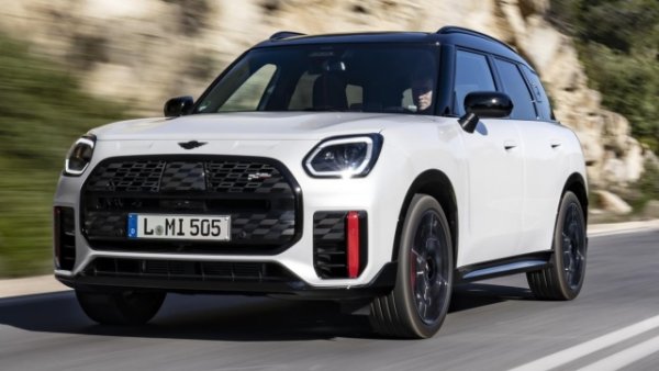Стратегията на марката е насочена към пълна електрификация на гамата, но Mini Countryman се предлага и в дизелова версия с мек хибрид и с предно задвижване. Този вариант е оборудван с дизелов двигател с максимална мощност от 163 к.с., комбиниран със седемстепенна автоматична трансмисия с двоен съединител. 

Според историческата британска марка, сега собственост на германската група BMW, разходът на гориво е равен на 4,6-4,8 л/100 км. Вдига от нула до стотака за 8,5 секунди, а максималната скорост е 212 км/ч. 

Багажникът има товарен капацитет, започващ от 450 литра: като за тази марка, не може да се иска повече. Предлагат се четири нива на оборудване (Classic , Essential , Favoured и John Cooper Works).
