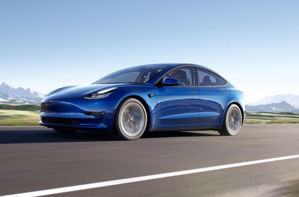 Показателно за стопилия се D сегмент у нас е, че 10-те бройки на Model 3 са достатъчни за място в Топ 15. Иначе Tesla продължава да няма официално предлагане в България. Това и липсващите държавни субсидии обясняват защо колата, която бе бестселър в класа в Европа през 2021, е толкова назад у нас. 
