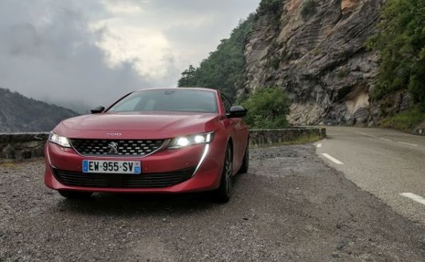 Ефектният дизайн на новото поколение най-после успя да върне големия седан на Peugeot в челната петица. 
