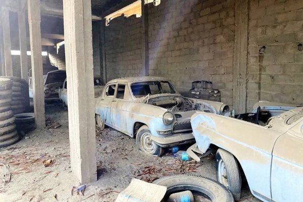 Няколко десетки съветски седана ГАЗ-21 и &bdquo;Москвич&rdquo;, повечето от които нямат двигатели, са най-новата находка на любителите на автомобилни съкровища. Най-странното е, че те са открити в близост до Мека (Саудитска Арабия), като всички коли са в еднакъв светло-син цвят на каросерията.