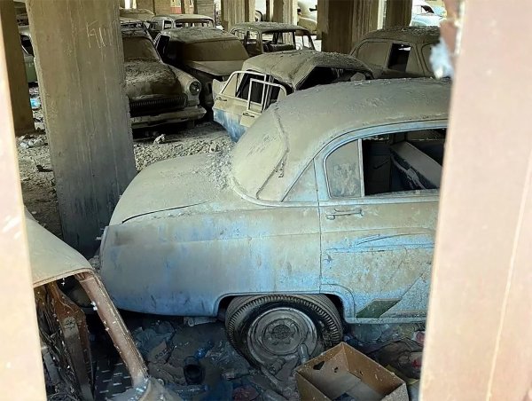 Кой и как е захвърлил автомобилите си остава загадка. Самият факт, че съветските автомобили са се озовали в Мека също е изненадващ, тъй като от 1938 до 1991 години СССР не поддържа дипломатически или търговски отношения със Саудитска Арабия.