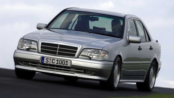 Първият модел, разработен съвместно от Mercedes-Benz и AMG, е този седан, задвижван от 3,7-литров, шестцилиндров редови двигател, осигуряващ 280 к.с. при 5750 об/мин и 385 Нм между 4000 и 4750 об/мин. Автомобилът, който ускорява до 100 км/ч за 6,7 сек, има като стандарт 4-степенна автоматична трансмисия с конвертор на въртящия момент и тракшън контрол. Разбира се, първият продукт в историята на AMG се оказа 300 SEL от 1971 г., трансформиран в състезателен автомобил и наречен "червеното прасе&ldquo;. Неговият 6.8-литров V8 двигател развива 420 к.с.