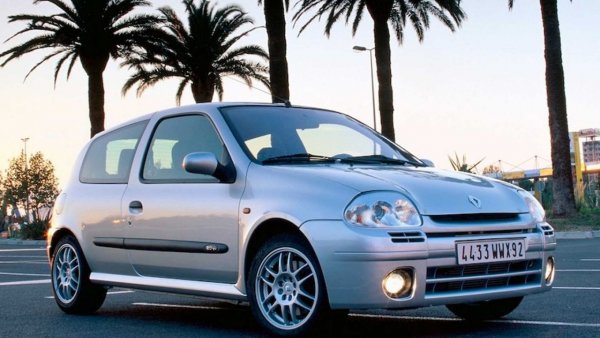 Въпреки че спортната серия на Renault е почти толкова стара, колкото и самата марка, решихме да започнем с първия модел с фамилно име Sport (визирайки отдела Renault Sport). Това е второто поколение на Clio, което има бензинов атмосферен двигател с обем от 2.0 литра, развиващ 172 к.с. при 6250 об/мин и 200 Нм при 5400 об/мин, като работи в тандем с 5-степенна скоростна кутия. Максималната скорост на модела е 220 км/ч, а ускорението от място до 100 км/ч отнема 7,3 секунди.