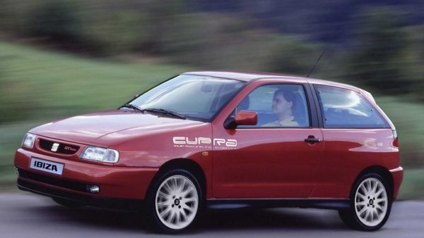 Първата Cup Racing или CUPRA от 1996 г. включва фамилното име GTi 16V. Нейният бензинов атмосфрен двигател с обем от 2.0 литра развива 150 к.с. мощност при 6000 об/мин и 180 Нм при 4600 об/мин. Моделът, оборудван с петстепенна механична трансмисия, е роден да отпразнува победата на Ibiza Kit Car в Световния рали шампионат при 2-литровите автомобили. Ускорява до 100 км/ч за 8,3 секунди, максималната му скорост е 216 км/ч. От началото на 2018 г. CUPRA се превърна в независима марка.