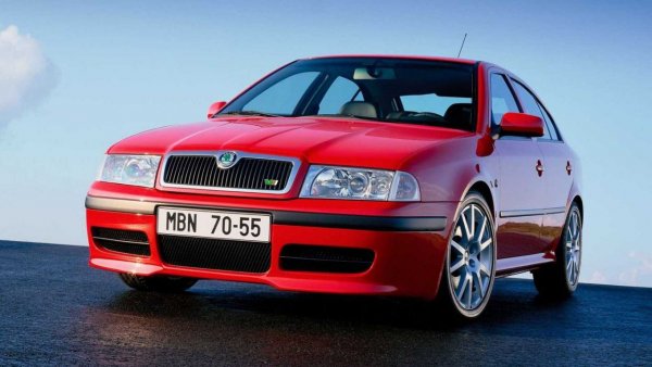 В началото на века Skoda участваше в Световния рали шампионат и опита да се възползва от този медиен тласък, като създаде този спортен седан, оборудван с 1.8-литров бензинов двигател с турбокомпресор, който развива 180 к.с. и 235 Нм между 1950 и 5000 об/мин. Моделът, който се предлага и като комби, ускорява до 10 км/ч за 7,9 секунди, а максимална му скорост е 235 км/ч. Това беше първият RS (или Rally Sport) от съвременната ера, след наследството на 180 RS, 200 RS и 130 RS, почти непознати в Западна Европа.