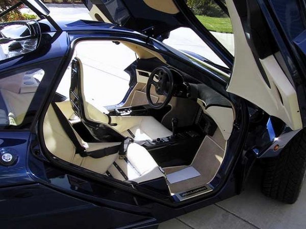 Интересното при McLaren F1 е че разполага с три места. Шофьорската седалка е средно разположена, а двете пасажерски места са непосредствено зад нея.