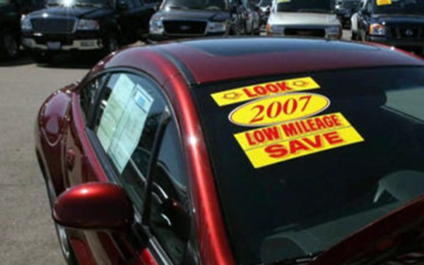 Често купувачите се ориентират към колите с най-ниски цени и пренебрегват пазарната стойност на автомобила. Твърде ниската цена често е сигнал, че колата има сериозни технически или правни проблеми, които не са оповестени. За да избегнете тези неприятности сравнете цената на автомобила с подобни модели на пазара. 
