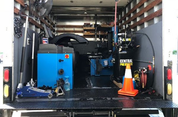 Този вариант не е по-изгоден в абсолютна стойност, но може да се окаже такъв за онези хора, за които времето е пари. В повечето големи градове в България има мобилни сервизи за гуми, които обикновено са доста коректни по отношение на договорените часове, и ви спестяват както чакането, така и разкарването. 
Има два проблема. Първо, трябва да има достатъчно място за вана им там, където е паркиран автомобилът ви. И второ, в полеви условия невинаги балансът на гумите е с идеално качество. 
