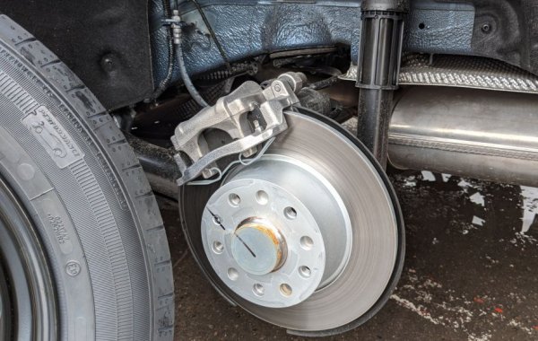 Повечето центрове за гуми включват монтажа в продажната цена - но при тях тя рядко е достатъчно ниска, освен ако става дума за позастояли се гуми. 
Алтернативно немалко големи магазини също продават гуми, често с големи отстъпки, и включват в цената "безплатен" монтаж. Тук трябва да сте по-внимателни за качеството на услугата. 
