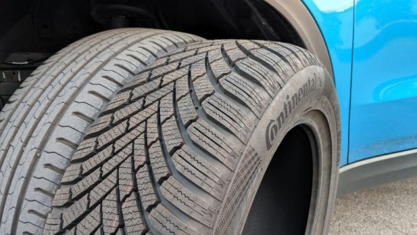 Навремето това беше масова практика. Но в наши дни, и при днешните скорости по пътищата, монтажът и демонтажът на гумите от джантите изисква специално оборудване. 
Алтернативно обаче можете просто да купите още един комплект джанти за зимните (или летните) гуми. Тогава смяната им ще ви отнеме двайсетина минути и ще ви спести поне петдесетачка. Така цената на втория комплект джанти ще се изплати за три-четири сезона. След смяната покарайте колата на гладък асфалт с различни скорости, за да усетите дали има вибрации и дали все пак не се налага да се направи баланс на гумите. Впрочем експертите твърдят, че баланс трябва да се прави на всеки 10-15 хиляди километра. 
