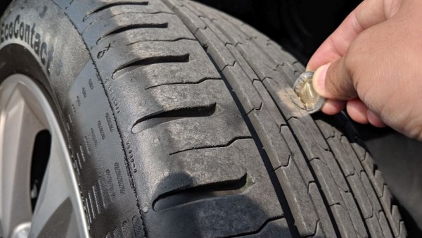 Най-очевидният начин да икономисате е да карате възможно най-дълго със старите си гуми. Но в един момент това става опасно. Изискванията на закона са за 1.6 мм дълбок протектор през лятото, и за 4 мм през зимата. Но това е по-скоро допустимият минимум, а не препоръчителен показател. 
Освен това протекторът не е единственото, което се износва. С течение на времето се деформират страниците, а и самият материал се уморява. Тогава шансът гумата да се пробие или дори да се пръсне в движение се увеличават сериозно. В доста държави има препоръка за подмяна на гумите след петата година експлоатация.
