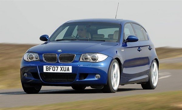 Първото поколение на този модел е и първият опит на BMW в сегмента на компактния семеен хечбек. Изглеждаше добре, вървеше добре и имаше доста от добрите черти на марката. За съжаление, не успя да добави надеждността към този списък, което донесе неописуеми мъки на собствениците си - 40.1%