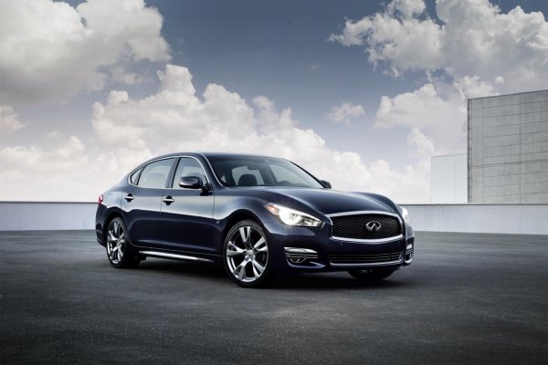 Infiniti Q70L 