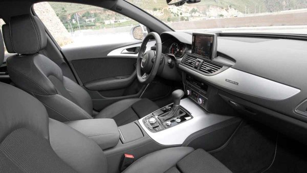 Някои от наистина слабите места включват чувствителния кабелен сноп на предния паркинг сензор, лесно повреждащия се кабелен сноп на багажника и много външни компоненти, от антената до дръжките и паркинг сензорите, които не са перфектно уплътнени.

Могат да възникнат проблеми с фаровете и бутона за отключване на багажника, което е особено забележимо в дъждовни райони. Въпреки това, електрониката на четвъртото поколение на A6 като цяло е надеждна и издръжлива, стига да се полагат основни грижи и компонентите да са херметически затворени.
